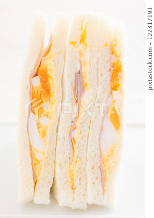 Delicious ham and egg sandwich 122317191