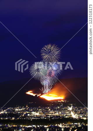 Fireworks lighting up the winter night sky - Image of Wakakusayamayaki Fireworks lighting up the winter night sky - Image of Wakakusayamayaki 122318173
