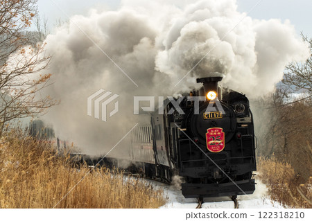 A steam locomotive spewing smoke and steam near Iwaboki 122318210