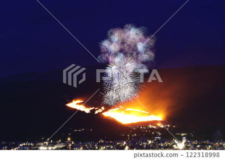 Fireworks lighting up the winter night sky - Image of Wakakusayamayaki 122318998