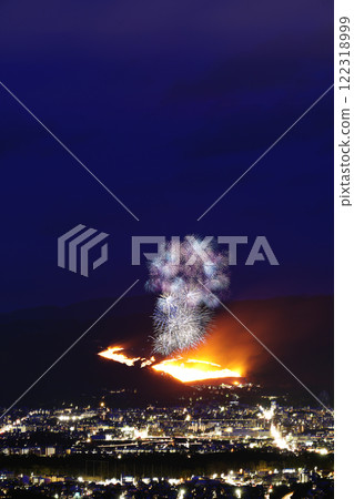 Fireworks lighting up the winter night sky - Image of Wakakusayamayaki Fireworks lighting up the winter night sky - Image of Wakakusayamayaki 122318999