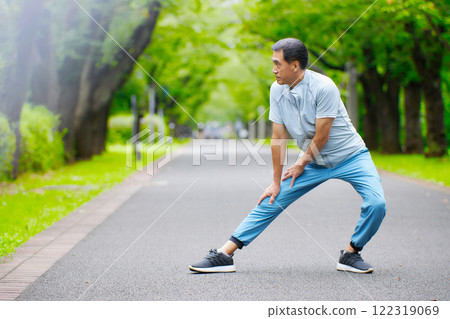 老人在公園裡伸展 122319069