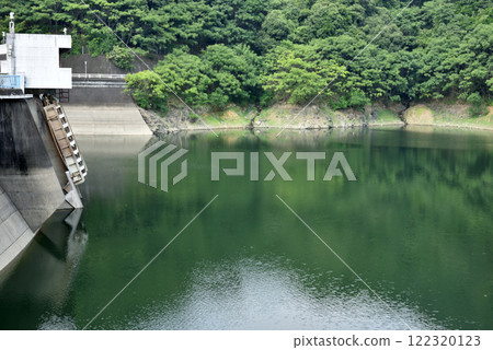The water level of Lake Houou at Amagase Dam is dropping (Uji, Kyoto Prefecture) The water level of Lake Houou at Amagase Dam is dropping (Uji, Kyoto Prefecture) 122320123