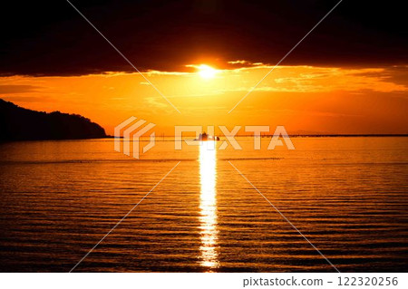 以夕陽為背景的多和島，海鳥在光路中飛翔「出現在《枕上書》、《伊勢物語》等平安時代書籍中」宇土市 122320256