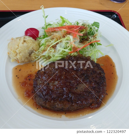 東近江瑪格麗特店的近江牛肉岡崎洋蔥醬漢堡套餐 122320497