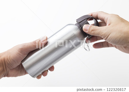 拿著水瓶的手 122320817