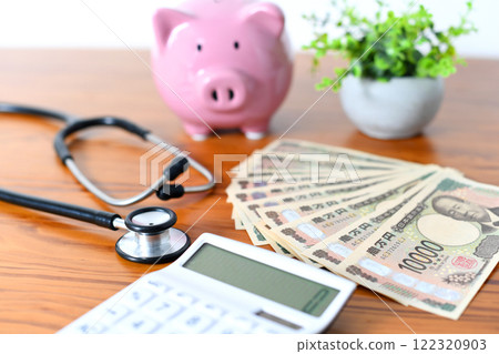 Image of medical expenses with a stethoscope and a piggy bank 122320903