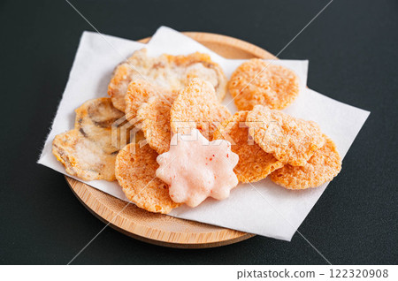 Deep fried shrimp and scallop crackers 122320908