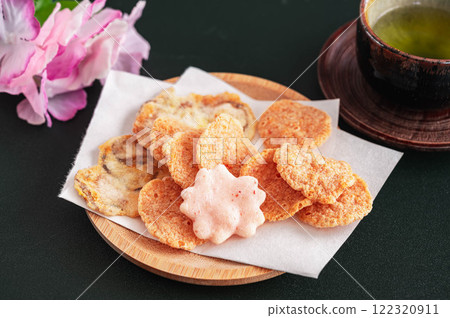 Shrimp and scallop rice crackers 122320911
