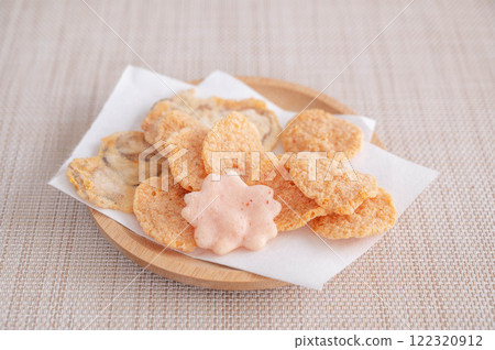 Japanese sweets: Shrimp crackers 122320912