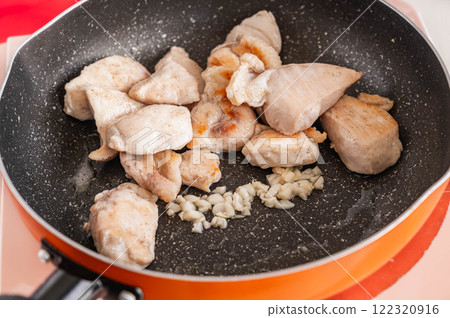 將大蒜和雞胸肉放入煎鍋中煎炸 將大蒜和雞胸肉放入煎鍋中煎炸 122320916