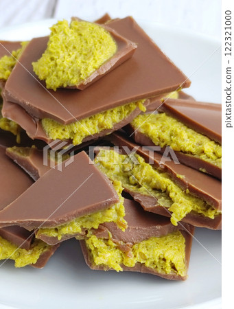 close-up of Dubai style chocolate with pistachio 122321000