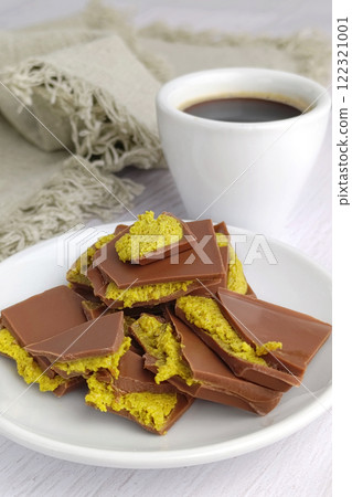 Dubai style chocolate pieces with pistachio Dubai style chocolate pieces with pistachio 122321001