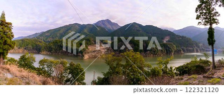 眺望綠川水壩湖的探險設施風景「森林探險美里」（上今敷郡美里町） 122321120