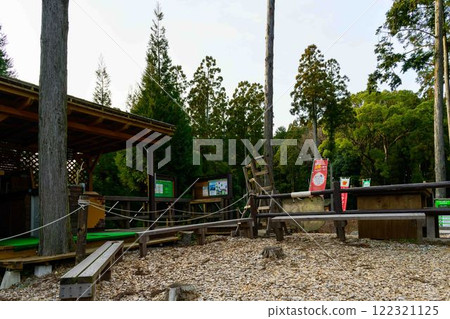 眺望綠川水壩湖的探險設施風景「森林探險美里」（上今敷郡美里町） 122321125