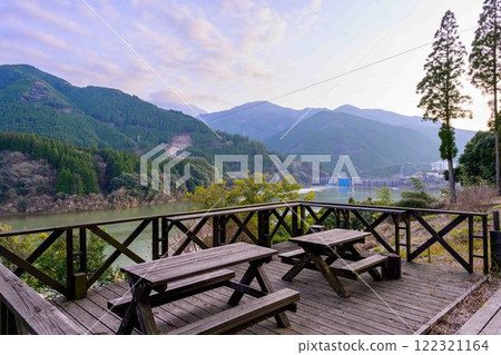 眺望綠川水壩湖的探險設施風景「森林探險美里」(上今敷郡美里町) 眺望綠川水壩湖的探險設施風景「森林探險美里」(上今敷郡美里町) 122321164