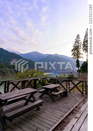 眺望綠川水壩湖的探險設施風景「森林探險美里」（上今敷郡美里町） 122321165