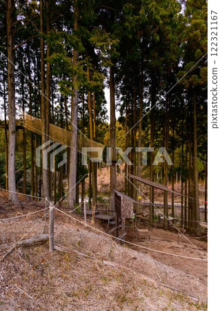 眺望綠川水壩湖的探險設施風景「森林探險美里」（上今敷郡美里町） 122321167