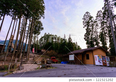 Scene from the adventure facility with a view of Midorikawa Dam Lake, "Forest Adventure Misato" (Misato Town, Kamimashiki District) 122321202
