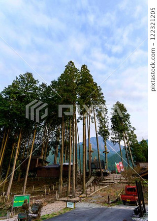 眺望綠川水壩湖的探險設施風景「森林探險美里」（上今敷郡美里町） 122321205