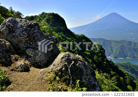 從禦坂山脈的十二嶽眺望夏季的富士山和十二嶽西峰 122321681