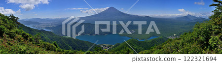 從禦坂山脈的雪戶岳眺望富士山和西湖的夏季全景 122321694