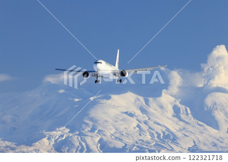 以十勝山為背景的客機降落 以十勝山為背景的客機降落 122321718