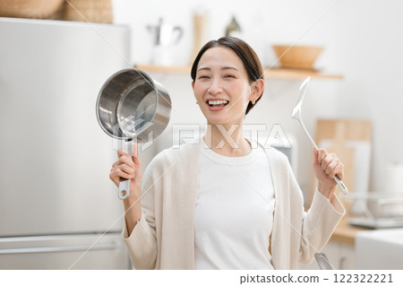 微笑著拿著炊具的年輕女子 122322221