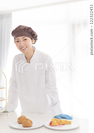 在飯店工作的中級糕點師 122322451