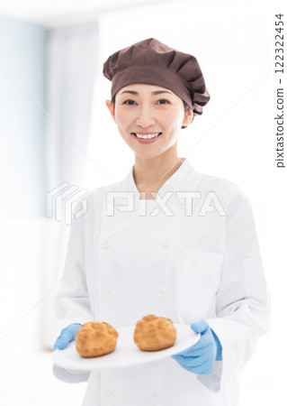 Middle-aged pastry chef working at a hotel Middle-aged pastry chef working at a hotel 122322454