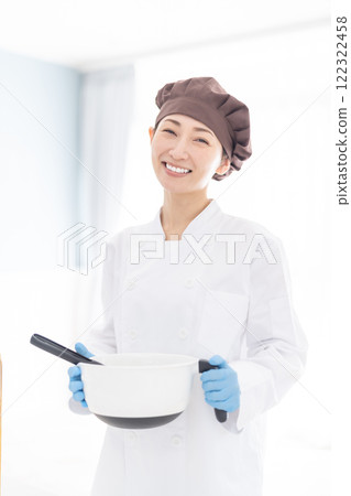 一位中產階級糕點師正在做準備工作 122322458