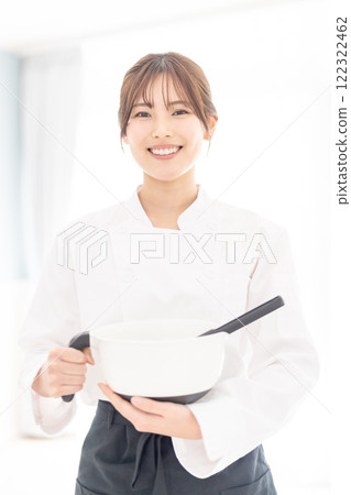 糕點師拿著糖果用具微笑著 122322462