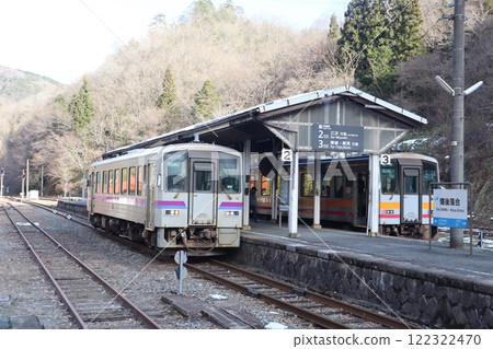 A train stopping at the platform of Bingo-Ochiai Station on the JR Geibi Line and Kishikawa Line 122322470