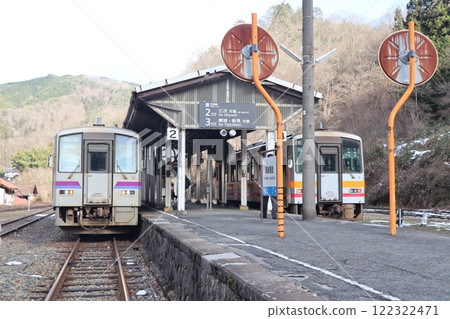 JR猷備線、木造線備後落合月月台停靠的列車 122322471
