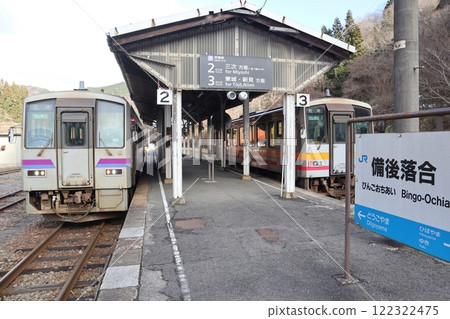 A train stopping at the platform of Bingo-Ochiai Station on the JR Geibi Line and Kishikawa Line 122322475
