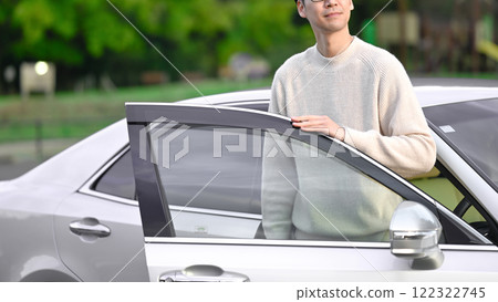 男性開車 122322745
