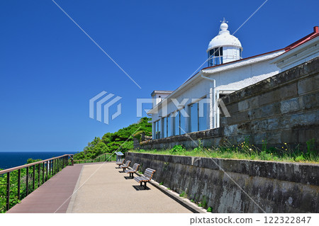 A lighthouse overlooking the sea (Mihonoseki Lighthouse: Matsue City) 122322847