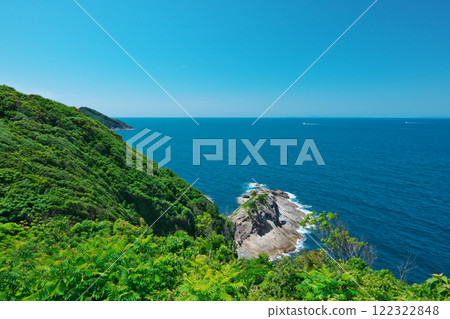 Early summer sea as seen from a lighthouse (Mihonoseki Lighthouse: Matsue City) 122322848