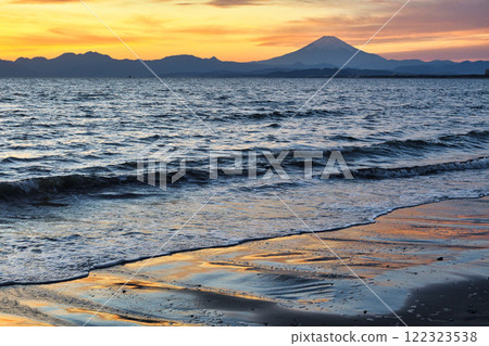 江之島片瀨西濱海灘和富士山的夜景(神奈川縣藤澤市) 江之島片瀨西濱海灘和富士山的夜景(神奈川縣藤澤市) 122323538
