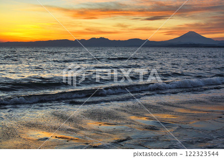 Enoshima: Evening view of Katase Nishihama Beach and Mt. Fuji (Fujisawa City, Kanagawa Prefecture) Enoshima: Evening view of Katase Nishihama Beach and Mt. Fuji (Fujisawa City, Kanagawa Prefecture) 122323544