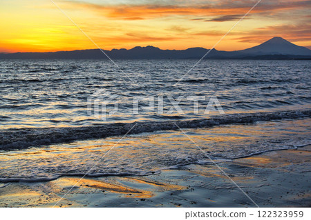 江之島片瀨西濱海灘和富士山的夜景（神奈川縣藤澤市） 122323959