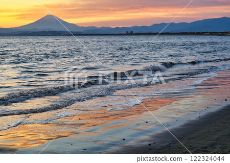 Enoshima: Evening view of Katase Nishihama Beach and Mt. Fuji (Fujisawa City, Kanagawa Prefecture) Enoshima: Evening view of Katase Nishihama Beach and Mt. Fuji (Fujisawa City, Kanagawa Prefecture) 122324044