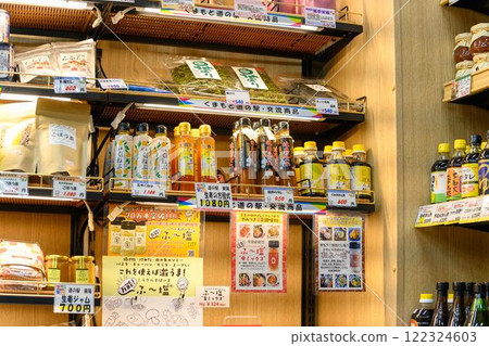 Inside the store (local ingredients and specialty products) "Roadside station Tsujunbashi, located right in front of Yamato Tsujunbashi IC" Yamato Town, Kamimashiki District Inside the store (local ingredients and specialty products) "Roadside station Tsujunbashi, located right in front of Yamato Tsujunbashi IC" Yamato Town, Kamimashiki District 122324603