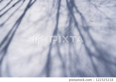 Winter scenery, the texture of snow and the shadows of trees create a simple and beautiful natural pattern Winter scenery, the texture of snow and the shadows of trees create a simple and beautiful natural pattern 122325218