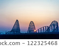 早晨陽光下閃閃發光的雲霄飛車 122325468