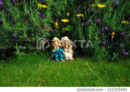 Old couple in the flower forest 122325493