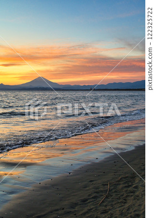 Enoshima: Evening view of Katase Nishihama Beach and Mt. Fuji (Fujisawa City, Kanagawa Prefecture) 122325722
