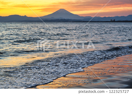 江之島片瀨西濱海灘和富士山的夜景(神奈川縣藤澤市) 江之島片瀨西濱海灘和富士山的夜景(神奈川縣藤澤市) 122325727