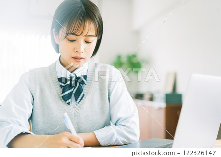High school students studying online 122326147