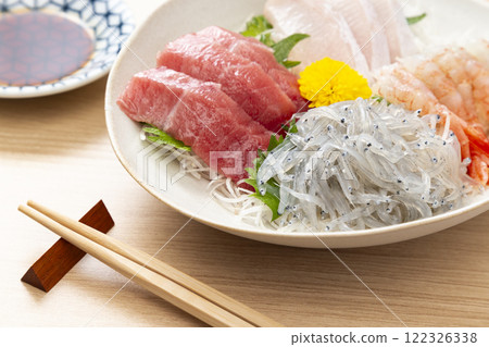 桌上的什錦生魚片 桌上的什錦生魚片 122326338